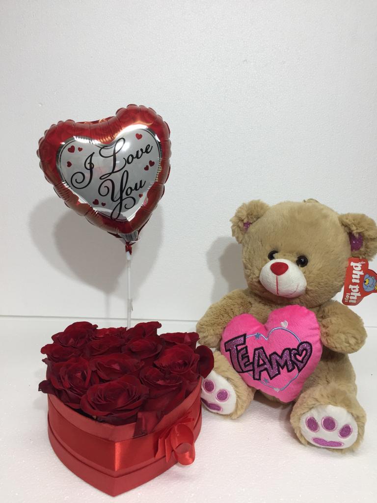 Caja corazn con 12 Rosas, Peluche con corazn de 26 cm y Globito